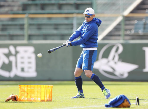 試合前、チームメートにノックを行うイチロー氏（撮影・前田充）