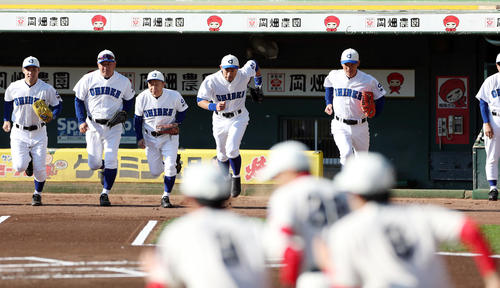 試合前、駆けだして整列に向かうイチロー氏（中央）（撮影・前田充）