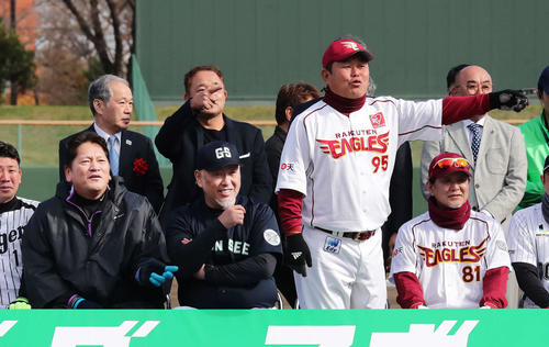 野球教室の冒頭で記念撮影に納まる前列、左から佐々木氏、清原氏、大久保氏（撮影・丹羽敏通）