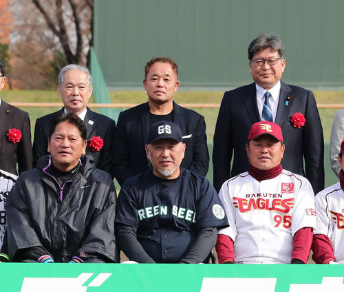 野球教室の冒頭で記念撮影に納まる前列、左から佐々木氏、清原氏、大久保氏。後列右端は萩生田大臣（撮影・丹羽敏通）