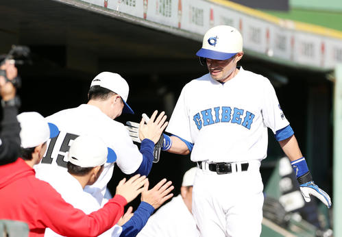 4回裏、生還しナインにタッチで迎えられ笑顔を見せるイチロー氏（撮影・前田充）