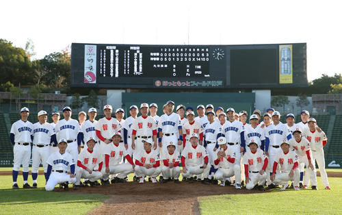 試合を終え笑顔で記念撮影を行うイチロー氏（中央）ら両チームのナイン（撮影・前田充）