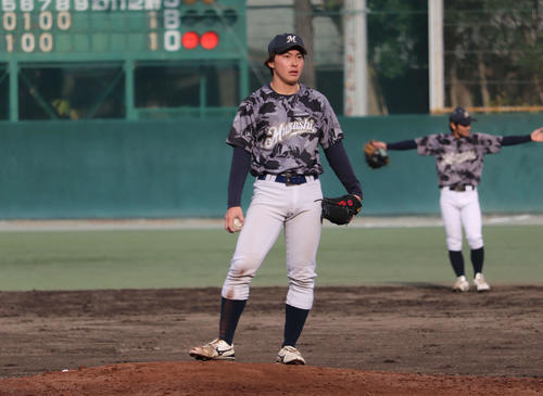 ヤクルト高津監督の長男、武蔵大の高津大嗣投手（撮影・金子真仁）