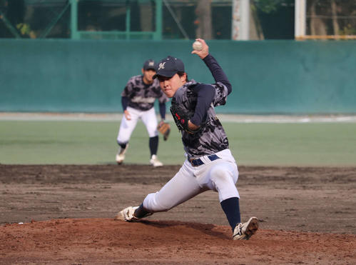 ヤクルト高津監督の長男、武蔵大の高津（撮影・金子真仁）