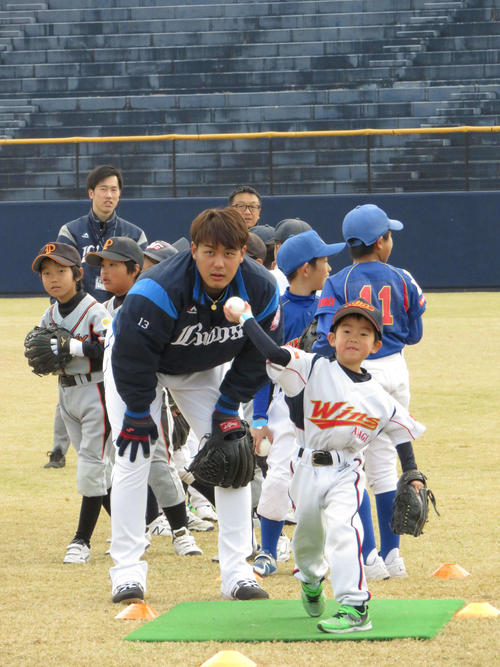 野球教室で子どものキャッチボールを見つめる西武高橋光（撮影・栗田成芳）