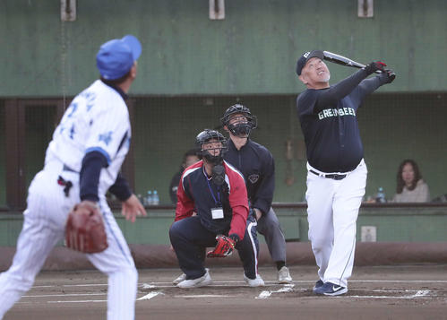 野村氏との対決で内野フライを打ち上げる清原氏（撮影・丹羽敏通）