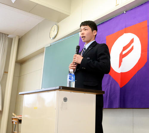 旭川地区の高校球児、指導者らを前に講演する広島育成1位の旭川大高・持丸泰輝主将（撮影・永野高輔）