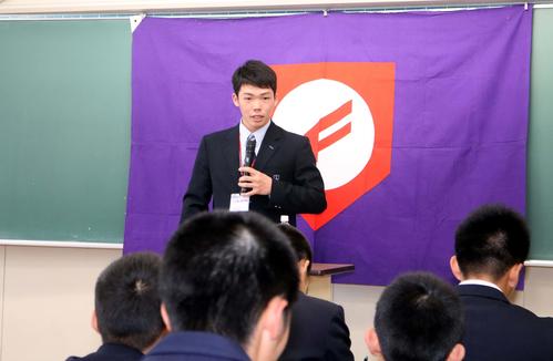 旭川地区の高校球児、指導者らを前に講演する広島育成1位の旭川大高・持丸泰輝主将（撮影・永野高輔）