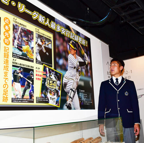 甲子園歴史館を見学する西純矢（撮影・清水貴仁）