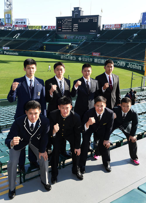 本拠地となる甲子園球場での活躍を誓う阪神の新入団選手。（前列左から）西純、及川、遠藤、藤田（後列左から）井上、小川、小野寺、奥山（撮影・前岡正明）