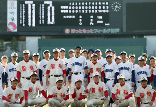 試合を終え笑顔で記念撮影を行うイチロー氏（中央）ら両チームのナイン（撮影・前田充）