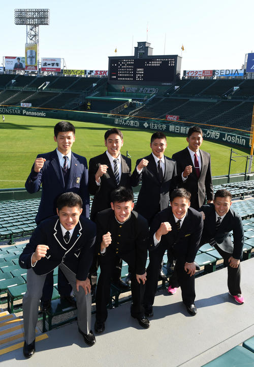本拠地となる甲子園球場での活躍を誓う阪神の新入団選手。（前列左から）西純、及川、遠藤、藤田（後列左から）井上、小川、小野寺、奥山（撮影・前岡正明）