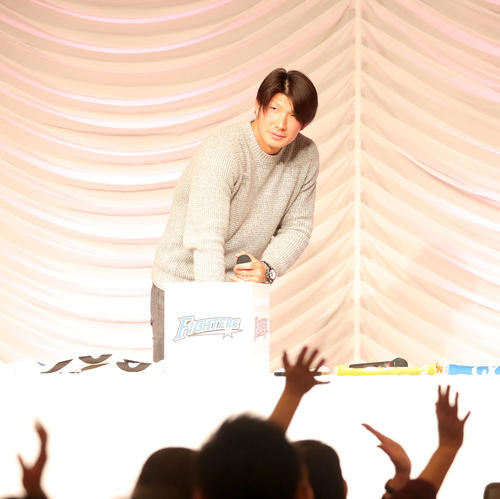 ファンからの歓声を受けながら抽選札を引く日本ハム大田（撮影・佐藤翔太）