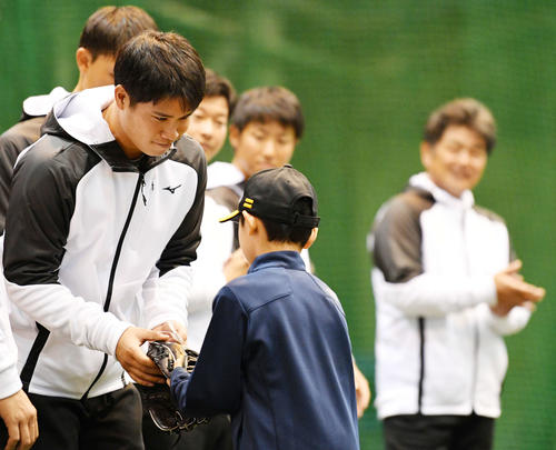 チャリティ・キッズ・ベースボール・スクール2019で抽選の賞品を手渡すヤクルト奥村（手前左）（撮影・滝沢徹郎）