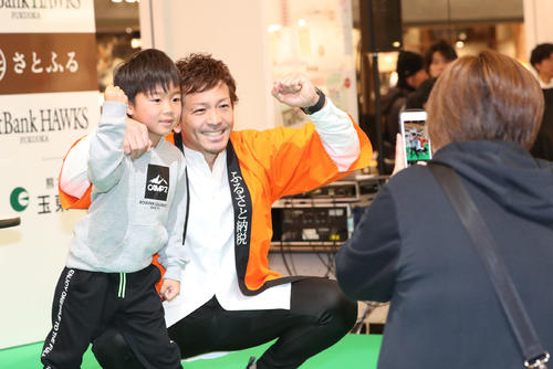 イベントに参加した松田宣はファンと一緒に「熱男～！！」とポーズを決める（撮影・梅根麻紀）