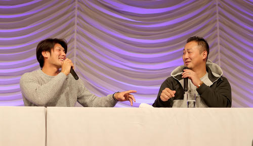 笑顔で会話する日本ハム大田（左）と中田（撮影・佐藤翔太）