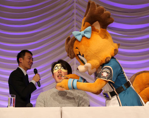シーズンシート2019オーナーズパーティーで格付けクイズに挑戦する日本ハム大田（撮影・佐藤翔太）
