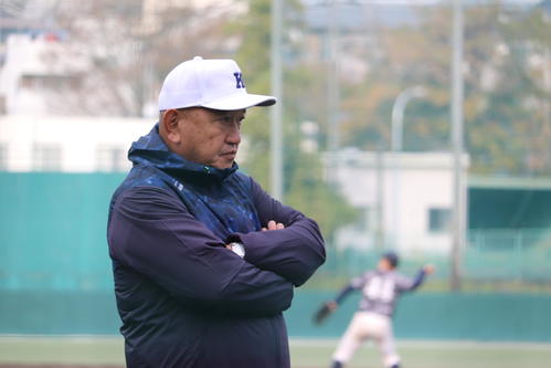 練習試合で初采配を振るった慶大・堀井新監督（撮影・金子真仁）