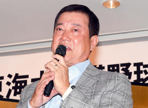 東海大相模野球部OB会で登壇した巨人原辰徳監督は、涙ながらに父貢さんとの秘話を披露する（撮影・たえ見朱実）