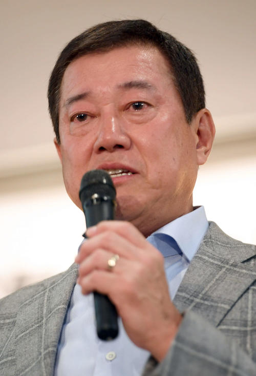 東海大相模高野球部OB会で登壇した巨人原監督は、父貢さんの話におよび涙を見せる（撮影・たえ見朱実）
