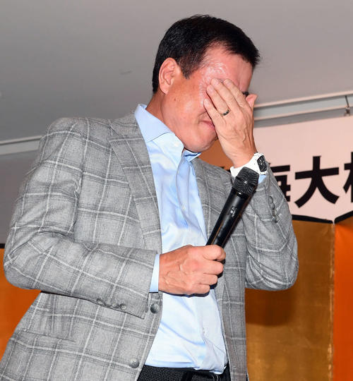 東海大相模野球部OB会で登壇した巨人原辰徳監督は、父貢さんの話におよび涙を見せる（撮影・たえ見朱実）