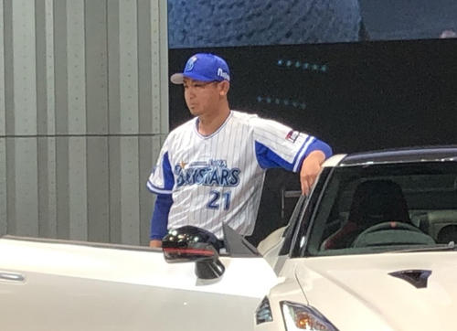 日産本社で開かれたトークショーに参加し、GT－Rに寄りかかり、ポーズを決めるDeNA今永