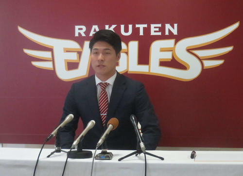 契約更改交渉後の会見に臨む楽天茂木（撮影・桑原幹久）