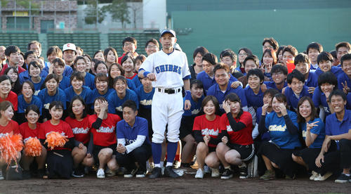 試合後、智弁和歌山の応援団OBらと笑顔で記念撮影を行うイチロー氏（中央）撮影・前田充）