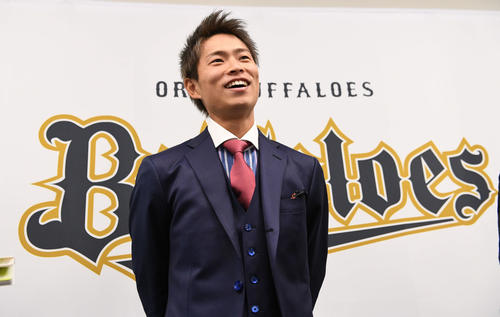 1億の大台で更改を終えた山岡泰輔は笑顔を見せる（撮影・渦原淳）