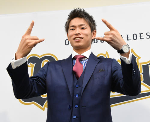 1億円の大台に乗せ笑顔でポーズを作るオリックス山岡（撮影・渦原淳）