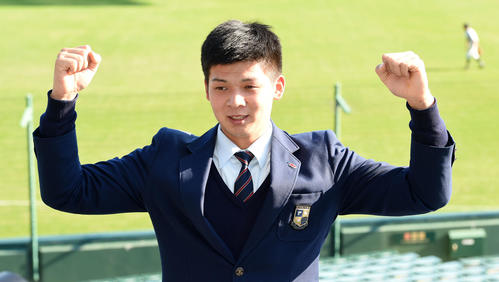 本拠地となる甲子園球場での活躍を誓う井上（撮影・前岡正明）