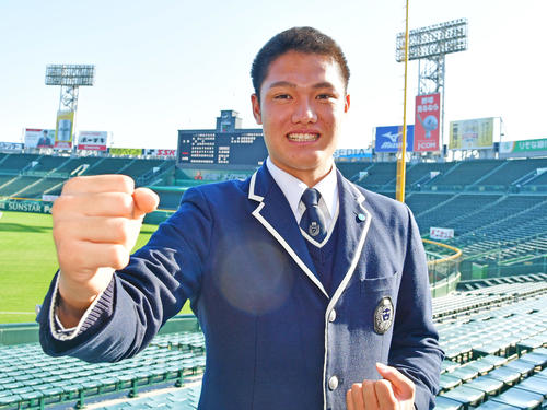 甲子園見学でアルプスに立つ西（撮影・清水貴仁）