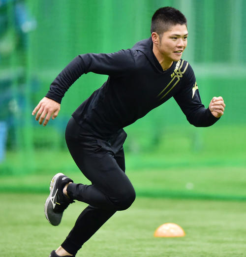 新人体力測定を前にウオーミングアップを行う小野寺暖（撮影・清水貴仁）