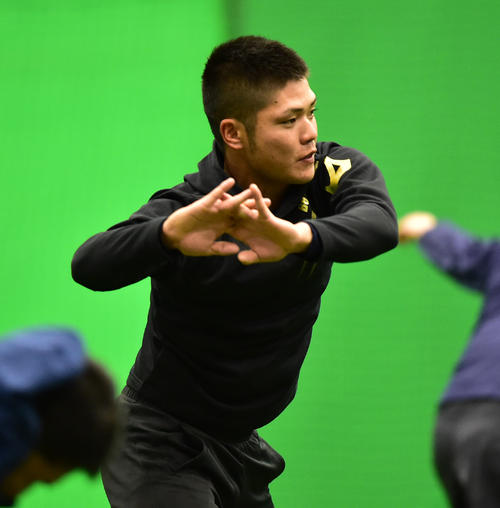新人体力測定を前にウオーミングアップを行う小野寺暖（撮影・清水貴仁）
