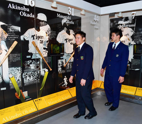 甲子園歴史館を見学する遠藤成（左）と井上広大（撮影・清水貴仁）