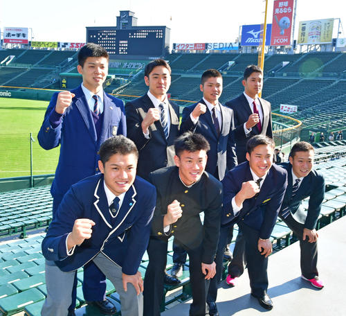 甲子園を見学する阪神の新入団選手たち。前列左から西、及川、遠藤、藤田、後列左から井上、小川、小野寺、奥山（撮影・清水貴仁）