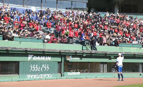 試合前、智弁和歌山の応援団OBらにあいさつするイチロー氏（撮影・前田充）