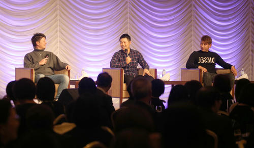 シーズンシート2019オーナーズパーティーでトークする左から日本ハム渡辺、近藤、加藤（撮影・佐藤翔太）