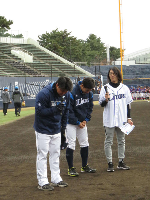 野球教室に遅刻をして頭を下げる西武平良（左）と鈴木（中央）（撮影・栗田成芳）
