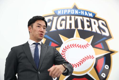 契約更改を終え会見する日本ハム斎藤（撮影・黒川智章）