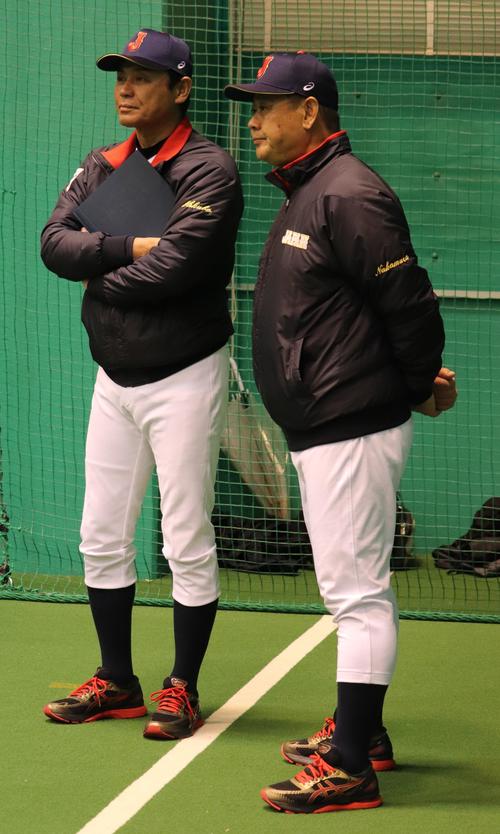 練習を見守る大久保監督（左）と、選考委員の日大・仲村監督（撮影・古川真弥）