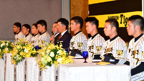 新人選手入団発表会で新人を前に話す矢野耀大監督（中央）（撮影・清水貴仁）