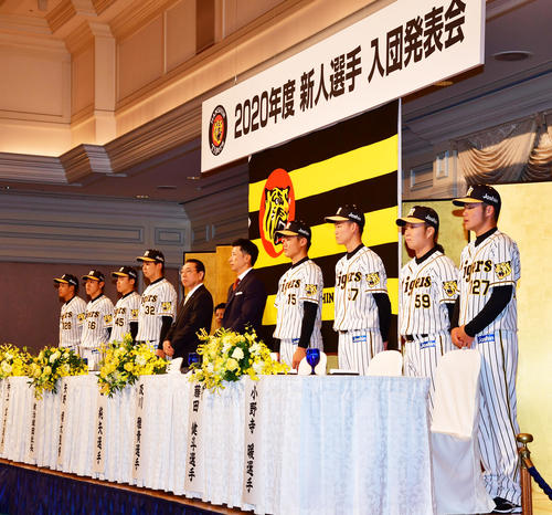 新人選手入団発表会で壇上に上がる新人選手たち（撮影・清水貴仁）