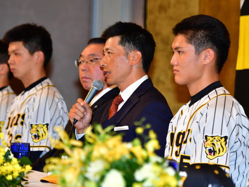 新人選手入団発表会で新人を前に話す矢野耀大監督（右から2人目）、右は西純矢、左は井上広大（撮影・清水貴仁）
