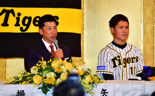 新人選手入団発表会で新人を前に話す矢野耀大監督（左）、右は西純矢（撮影・清水貴仁）