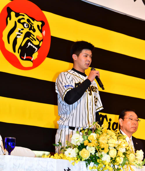 新人選手入団発表会であいさつする井上（撮影・清水貴仁）