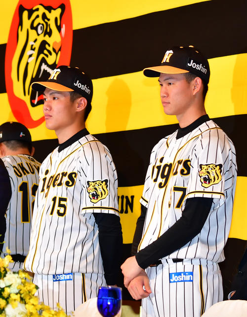新人選手入団発表会で壇上に上がる15番西純矢（左）と37番及川雅貴（撮影・清水貴仁）
