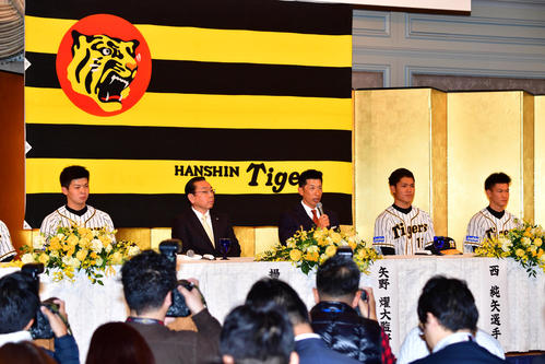 新人選手入団発表会で新人を前に話す矢野耀大監督（中央）、左から井上広大、揚塩健治球団社長、矢野監督、西純矢、及川雅貴（撮影・清水貴仁）