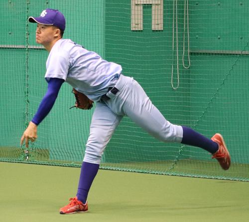 キャッチボールを行う日体大・矢沢（撮影・古川真弥）