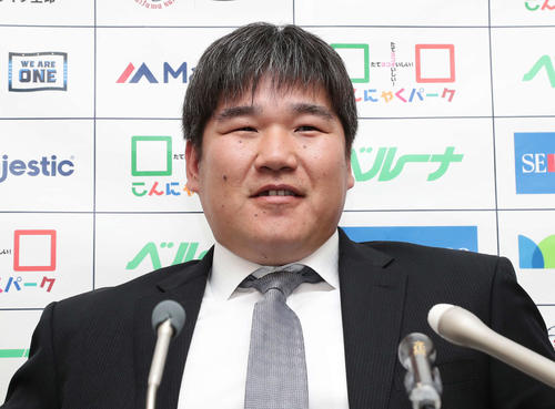契約更改を済ませ記者会見する中村（撮影・丹羽敏通）